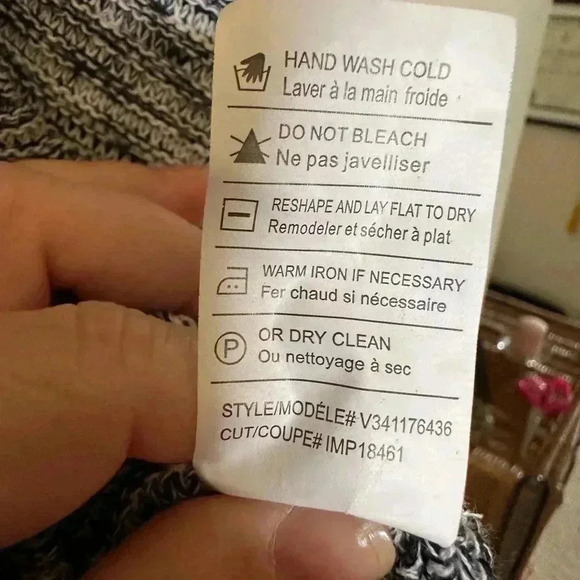 Like New Condition Black and White Vince Short Sleeve V-Neck Sweater - Picture 7 of 7